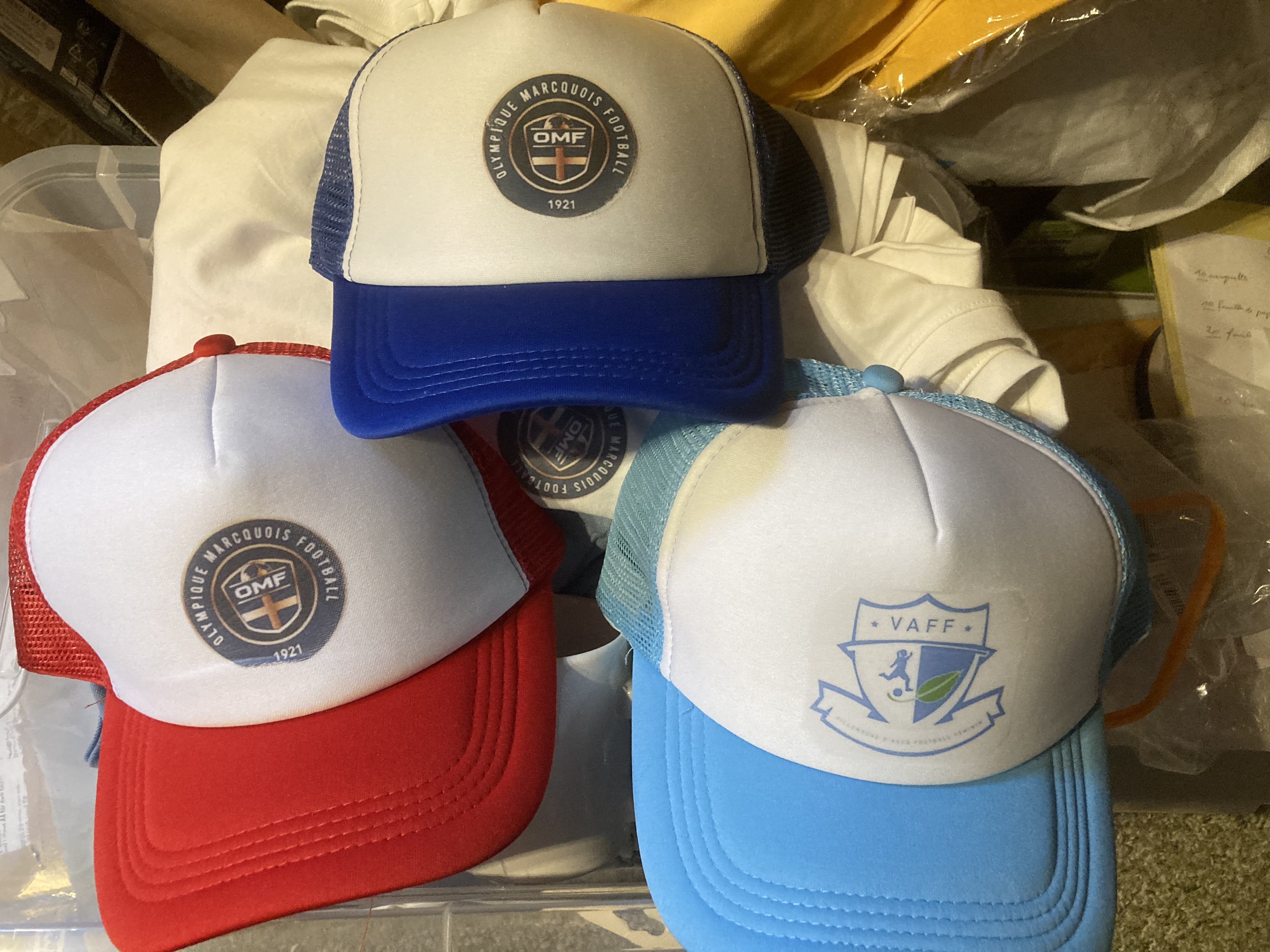 Casquettes de toutes les couleurs